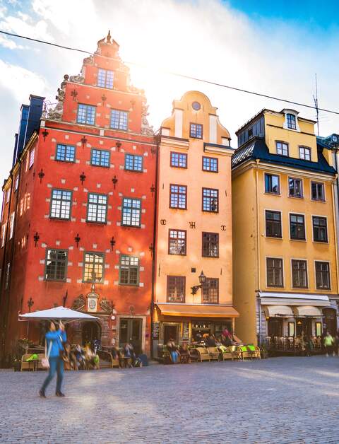 Alte Stadt und Stadtplatz mit bunten Häusern in Stockholm in Schweden  | © Gettyimages.com/Leonardo Patrizi