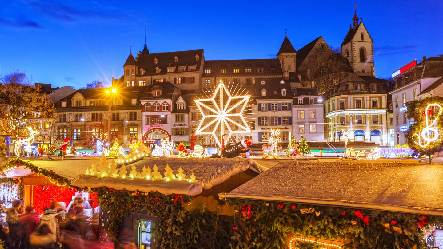 Blick auf den Baseler Weihnachtsmarkt bei Nacht | © Gettyimages.com/Juergen Sack