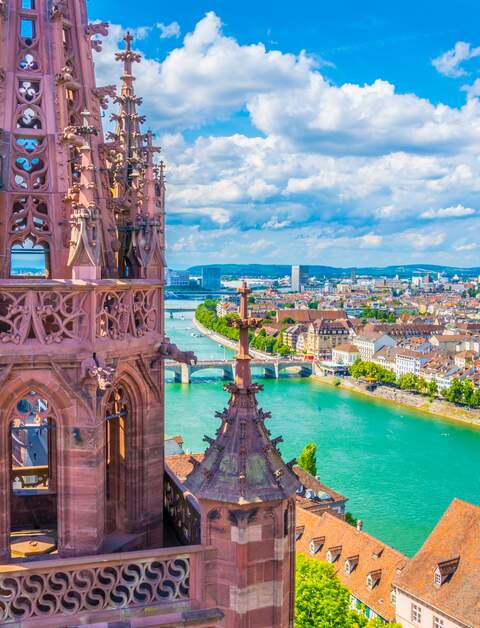 Rheinufer in Basel dominiert von der majestätischen Münsterkirche | © Gettyimages.com/trabantos