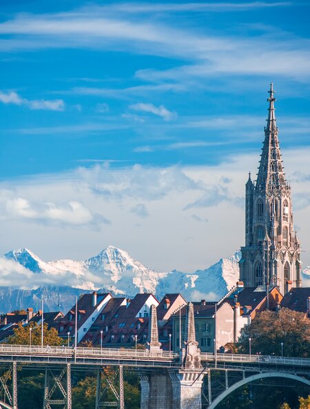 Blick auf Berge und den Münsterturm in Bern | © Gettyimages.com/Haidamac