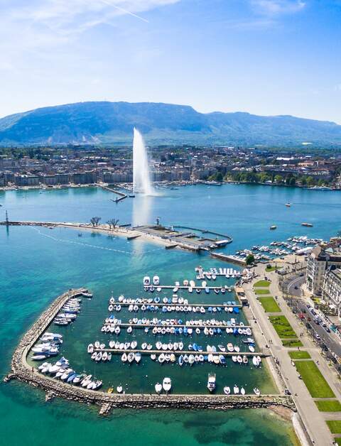 Luftaufnahme des Hafens am Genfer Sees mit Fontäne Jet'Eau | © Gettyimages.com/sam74100