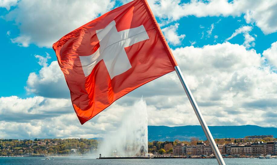 Schweizer Flagge über dem Genfer See vor Genf mit dem Fonfäne Jet d'Eau  | © Gettyimages.com/D-Keine