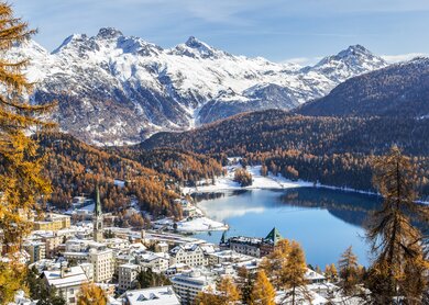 Blick auf St. Moritz, die berühmte Ferienregion für Wintersport, vom Hochberg mit dem ersten Neuschnee | © Gettyimages.com/yuelan