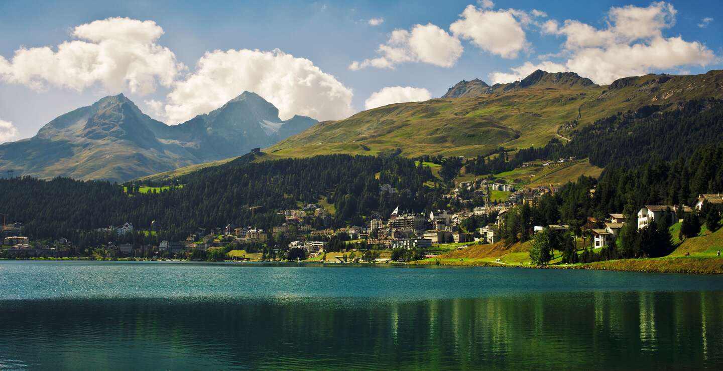 See und Berge im Ferienort Sankt Moritz in der Schweiz | © Gettyimages.com/pixelfit