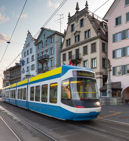 Straßenbahn durch Zürich | © © Gettyimages.com/kavalenkau