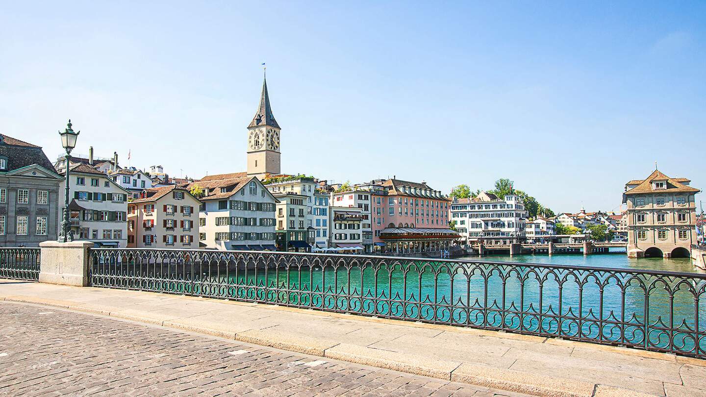 Ufer des Zuerichsees in der Schweiz | © © Gettyimages.com/Roman Babakin
