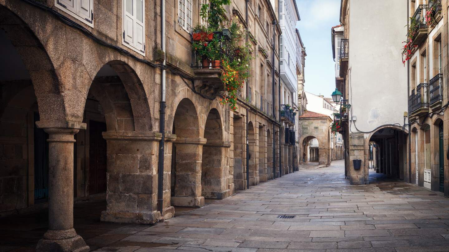 Altstadt von Santiago de Compostela, Spanien | © GettyImages/jarcosa