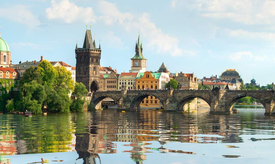 Berühmte Karlsbrücke in Prag an der Moldau bei Sonnenuntergang | © Gettyimages.com/Givaga