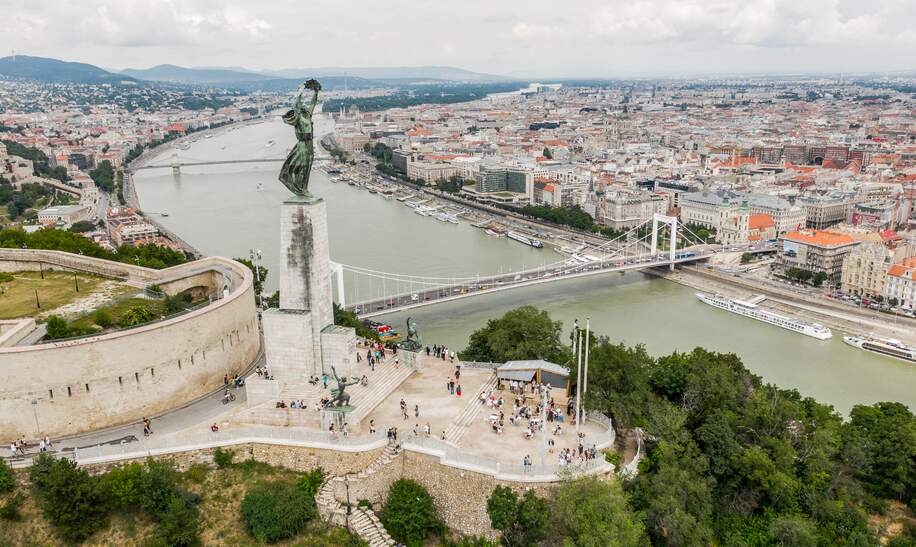 Luftaufnahme der Zitadelle und Freiheitsstatue in Budapest mit der Donau im Hintergrund | © Gettyimages.com/Medvedkov