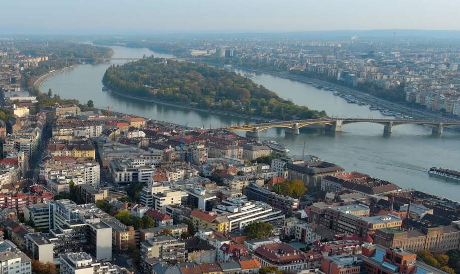 Luftaufnahme der Budapester Margareteninsel mit Margaretenbrücke über die Donau | © Gettyimages.com/Vunav V