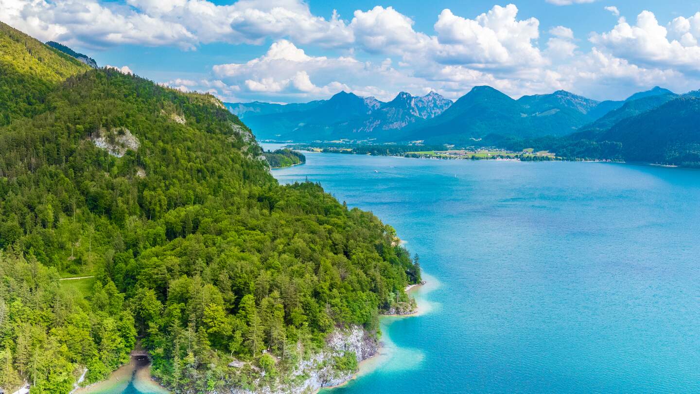Wolfgangsee, Österreich, im Sommer, das Wasser ist Türkisfarbend | © Gettyimages.com/naturenow