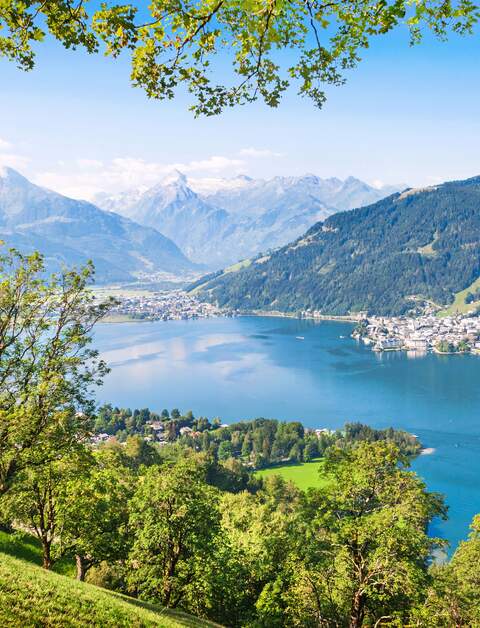 Zell am See mit Blick durch Bäume | © © Gettyimages.com/bluejayphoto