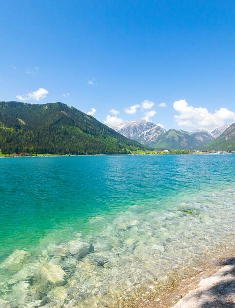 Blick auf den tuerkisblauen Achsensee in Tirol | © Gettyimages.com/NatureNow