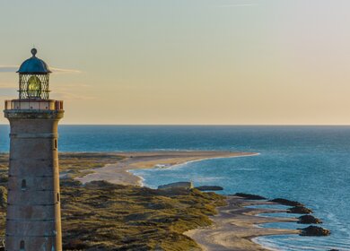 Strandküste mit dem berühmten Leuchtturm Skagen Grey, Skagen Grå Fyr, Skagen, Grenen in Nordjütland in Dänemark, Skagerrak, Nordsee, Ostsee. Obere Turmplattform, Laterne des Leuchtturms. | © Gettyimages.com/frederickdoerschem