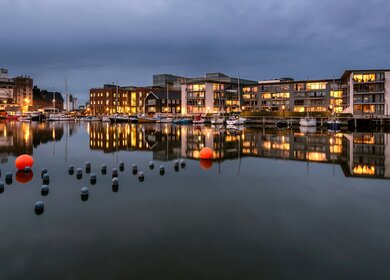 Stadtkomplex am Hafen von Odense, Dänemark | © Gettyimages.com/thomasmorkeberg