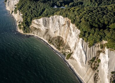 Blick aus der Drohne auf die spektakulären Kreidefelsen bei Moens Klint auf der Insel Møn in Dänemark. Fotografiert im Frühherbst | © Gettyimages.com/clarkandcompany