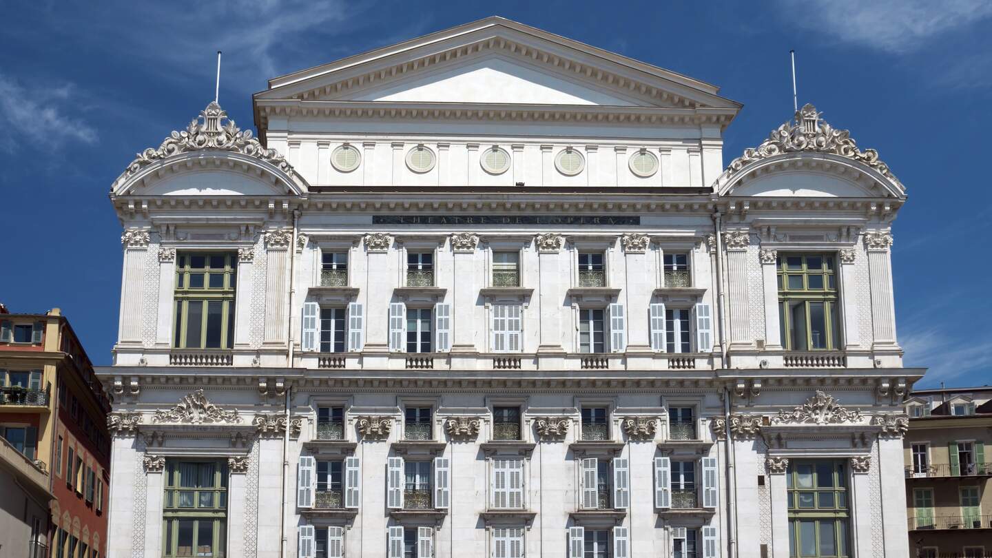 Die Fassade der Oper von Nizza von vorne | © Gettyimages.com/venakr