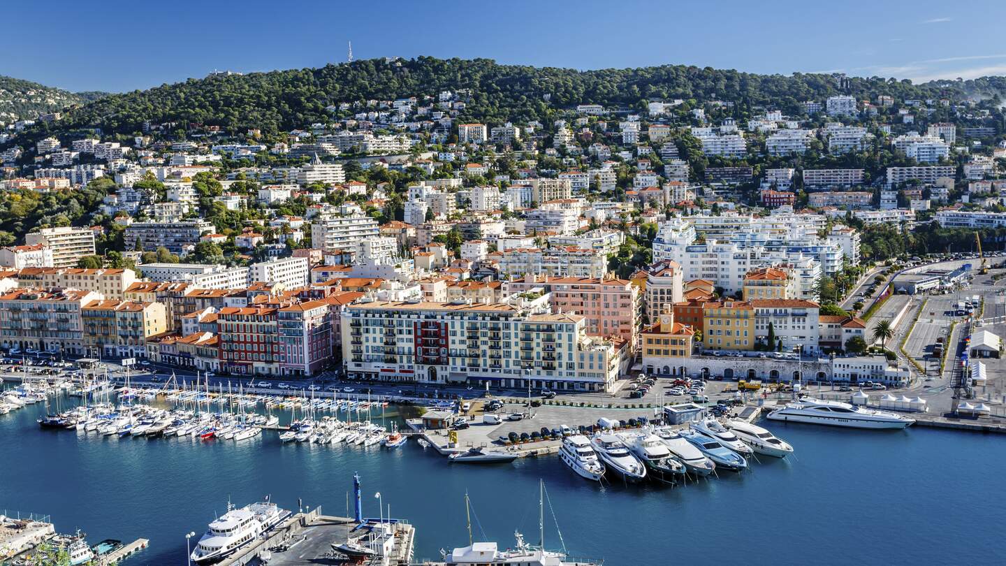 Luftaufnahme auf Hafen von Nizza und Luxusyachten | © Gettyimages.com/anshar73