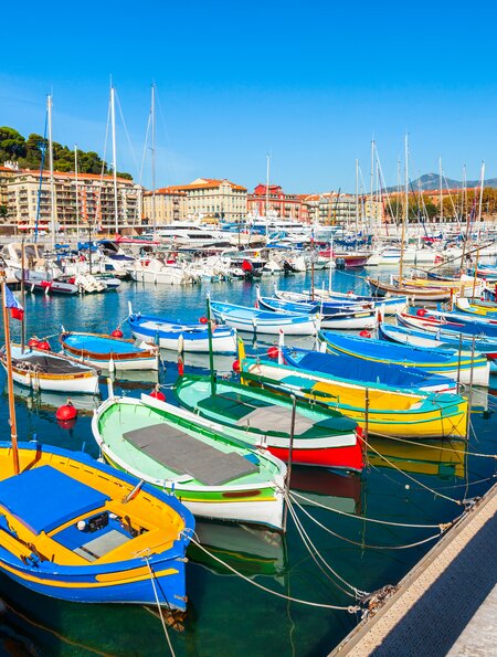 Der Hafen in Nizza mit Booten im Sommer | © Gettyimages.com/saiko3p