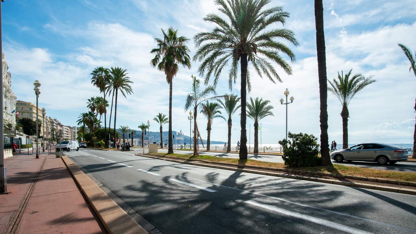 Autostraße der Promenade des Anglais in Nizza mit fantastischen Palmen im Sommer | © Gettyimages.com/Fotofantastika