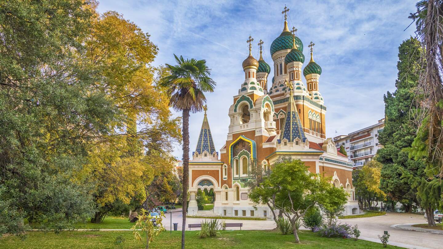 Russisch-orthodoxe Kirche in Nizza mit herbstlich gefärbten Bäumen | © Gettyimages.com/bbsferrari