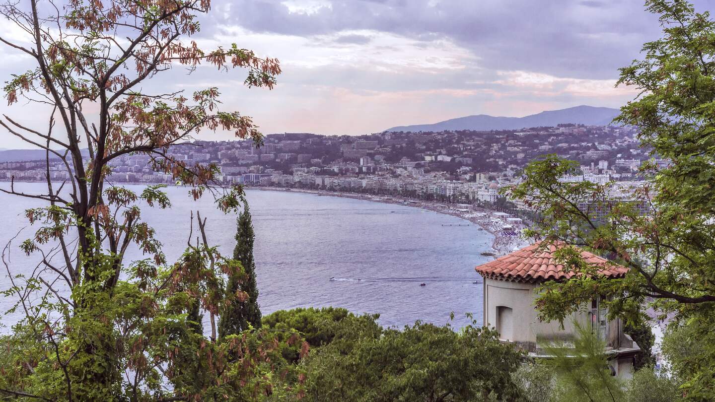 La collina del Castello von Nizza mit Blick auf die Promenade des Anglais | © Gettyimages.com/AGaeta