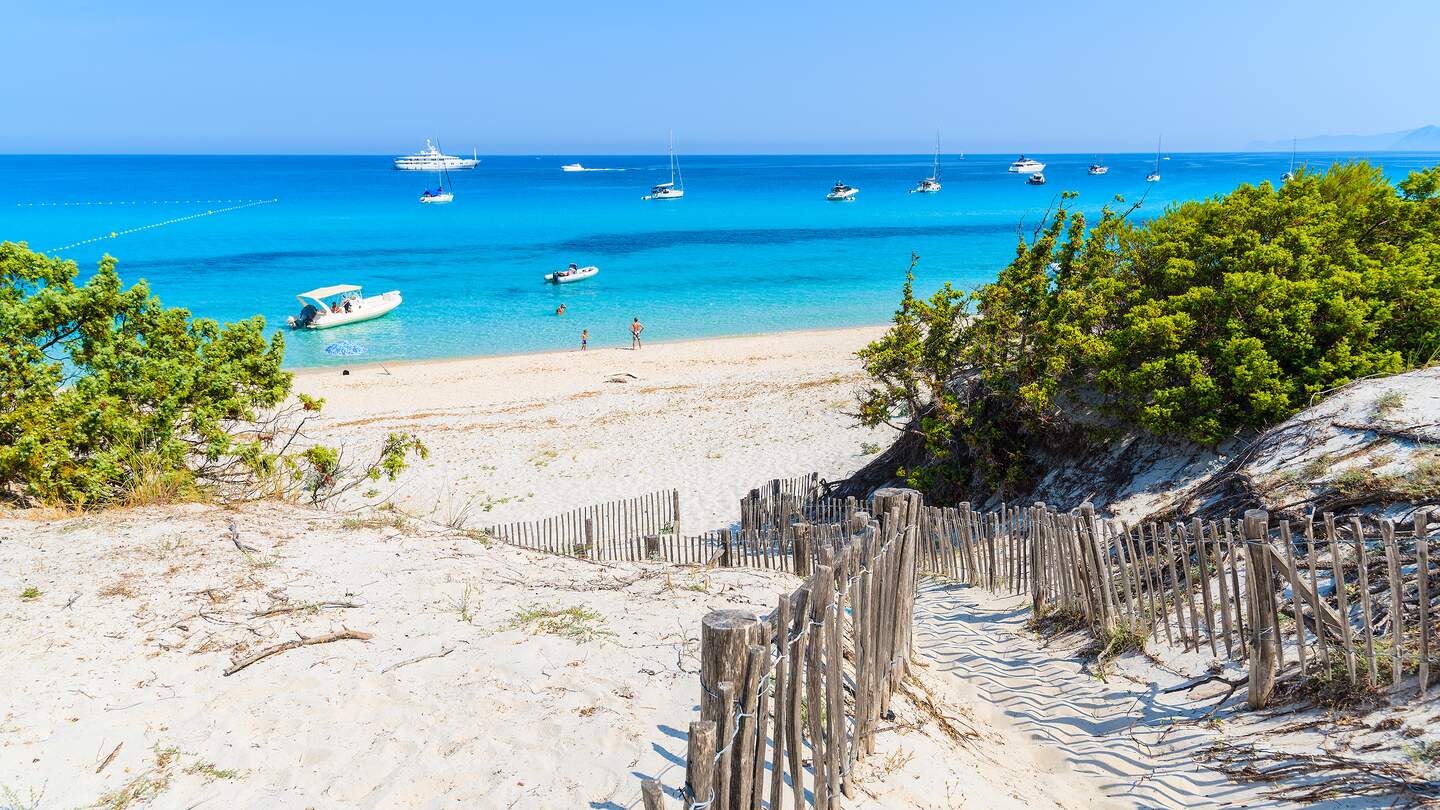 Pfad zum Saleccia Strand mit weißem Sand und das azurblaue Meerwasser in der Nähe von Saint Florent, Korsika, Frankreich  | © Gettyimages.com/pkazmierczak