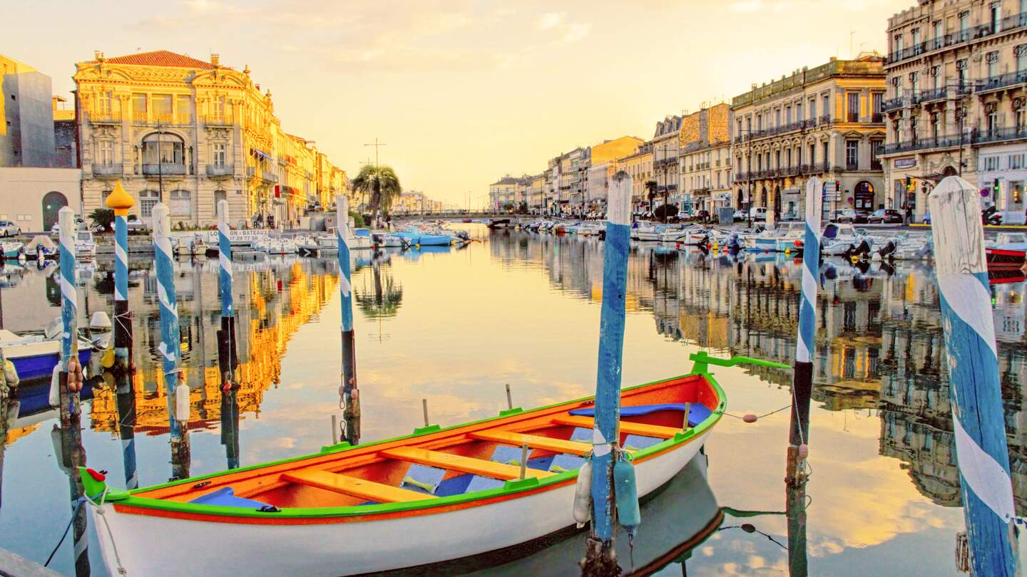 Sete – faszinierende Kleinstadt an der französischen Mittelmeerküste, bekannt als das Venedig des Languedoc, bei Sonnenuntergang | © Gettyimages.com/Photoprofi30