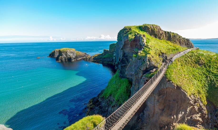 Hängebrücke Carrick-a-Rede an der Küste von Nordirland bei Sonnenschein | © Gettyimages.com/Lauz83