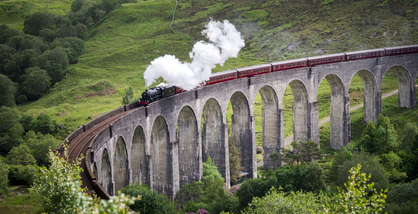 Dampfzug faehrt ueber das Glenfinnan-Viadukt in Schottland | © Gettyimages.com/wanderluster