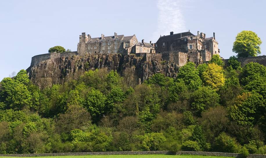 Stirling Castle in Zentralschottland, eine ehemalige königliche Residenz auf dem Hügel. | © Gettyimages.com/bmpix