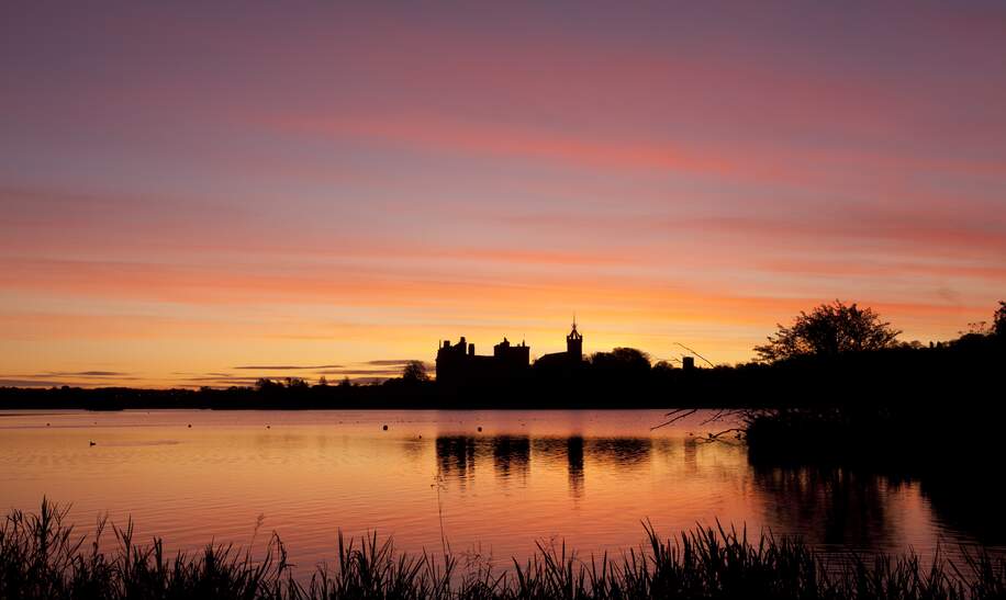 Sonnenaufgang über dem Linlithgow Palace, mit dem Linlithgow Loch im Vordergrund. | © Geettyimages.com/empato