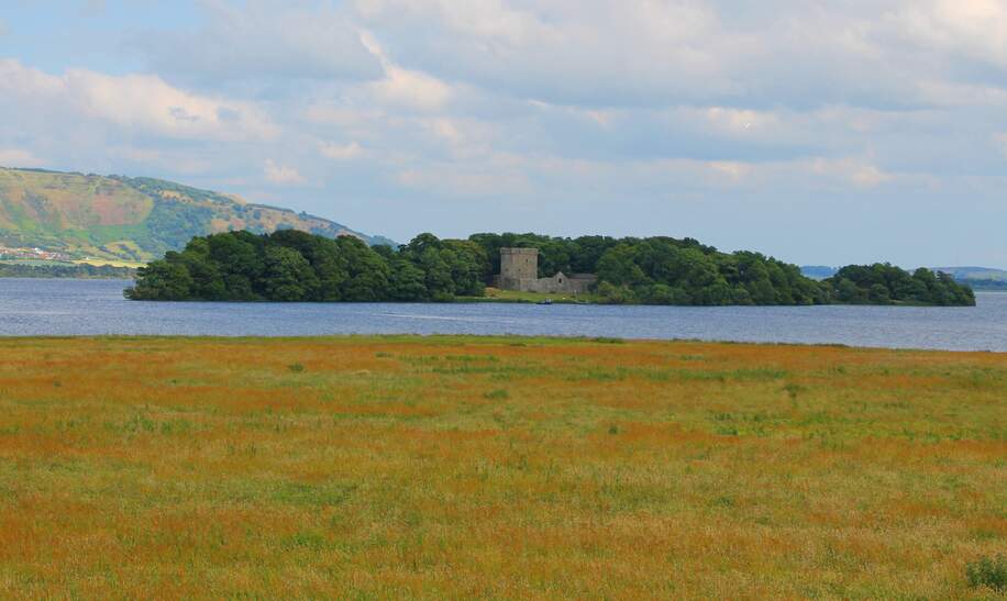 Schönes Bild von Loch Leven Castle auf einer Insel im Sommer | © Gettyimages.com/rayban34
