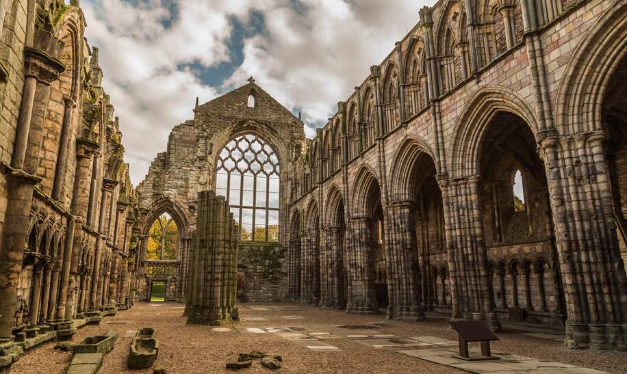 Die Ruine der Holyrood Abbey neben dem Holyrood Palace in Edinburgh | © Gettyimages.com/areinwald