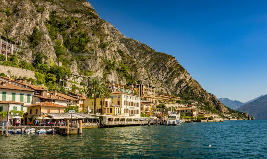 Blick vom Wasser auf den Hafen von Limone, Gardasee | © Gettyimages.com/Silke Schoenig