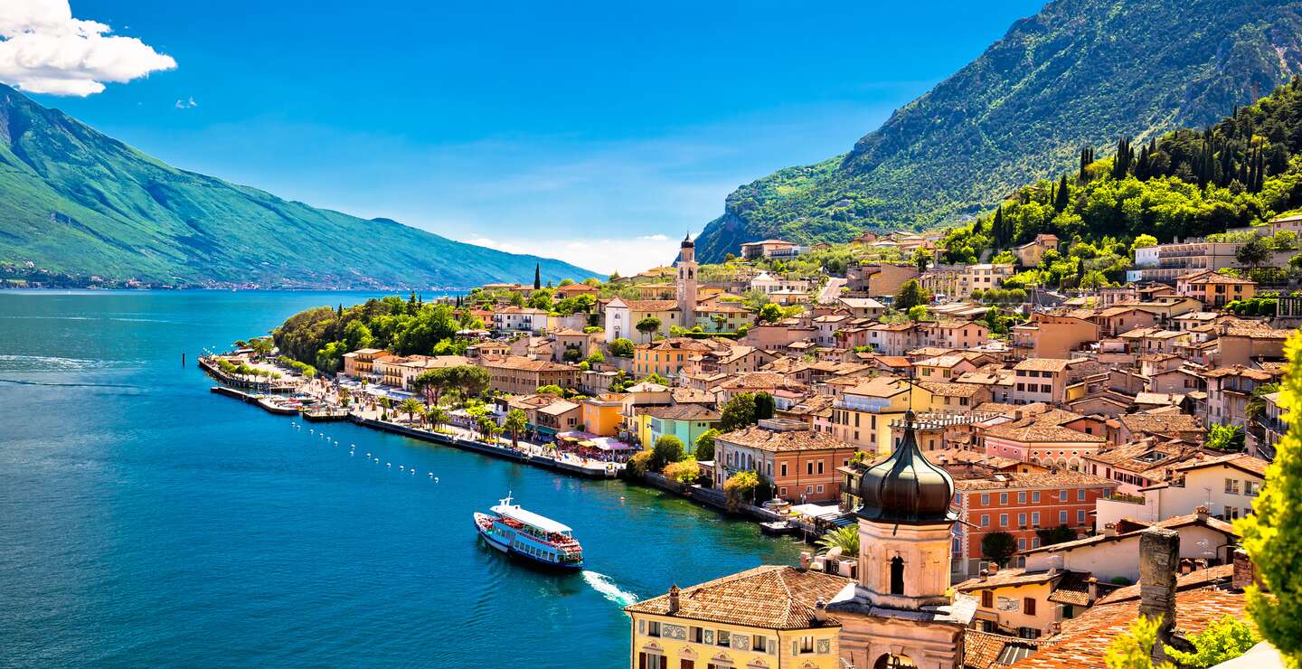 ine schöne Aussicht auf den Gardasee und die berühmte Stadt Limone sul Garda an einem schönen Frühsommertag | © Gettyimages.com/xbrchx