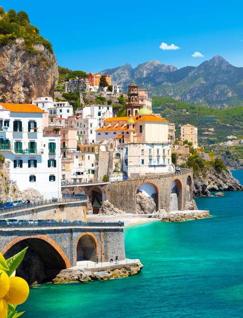 Morgendlicher Blick auf das Stadtbild von Amalfi an der Küste des Mittelmeers, Italien | © © Gettyimages.com/Aleh Varanishcha