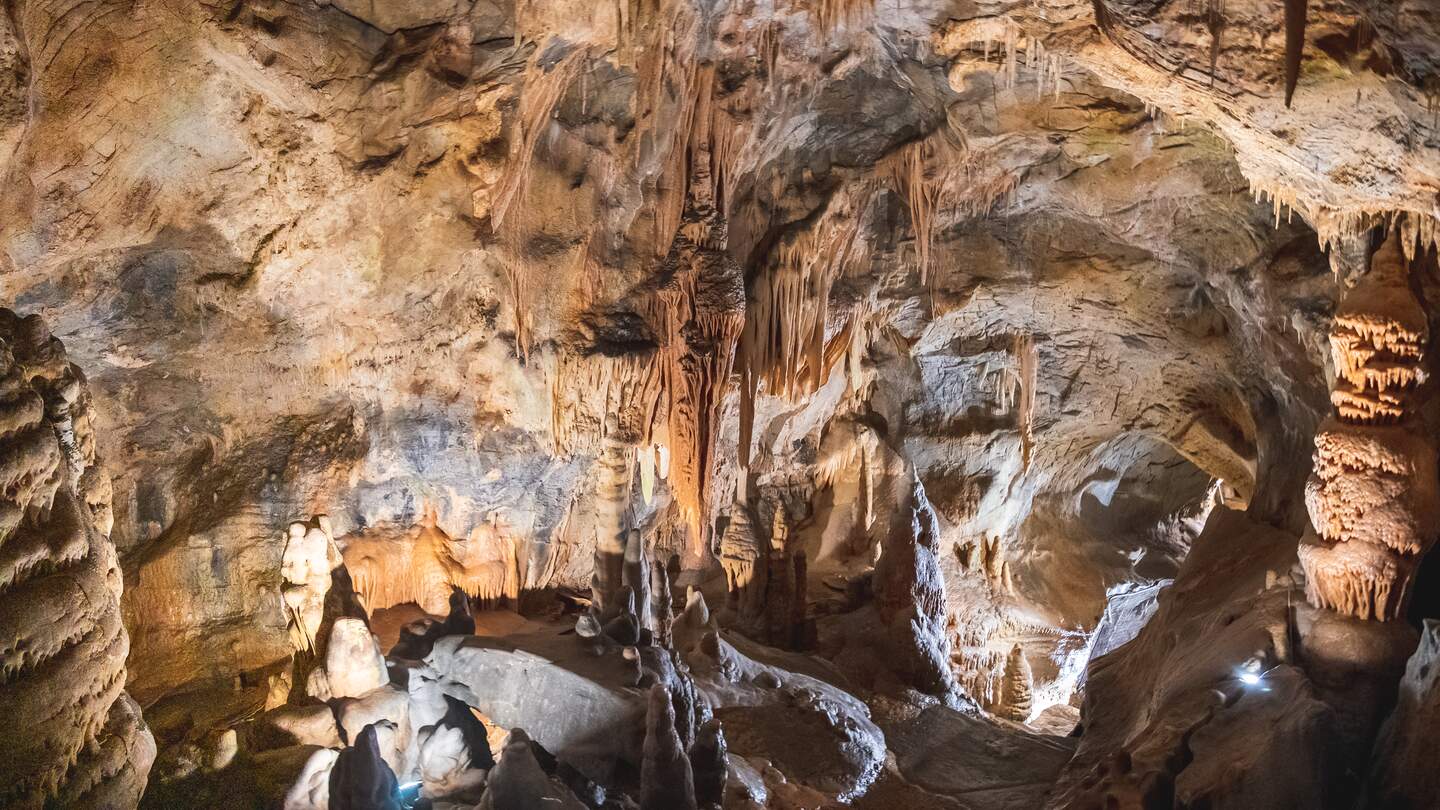 Blick in die wunderschön ausgeleuchtete Grotte di Toirano, eine Karsthöhle in Toirano an der Riviera in Italien | © Gettyimages.com/FedevPhoto