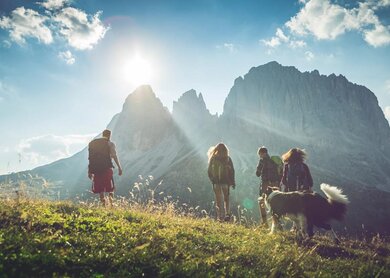 Eine Gruppe von jugendlichen Freunden, zusammen mit einem Hund (Border Collie), Abenteuer auf dem Berg, auf den italienischen Dolomiten. | © Gettyimages.com/piola666