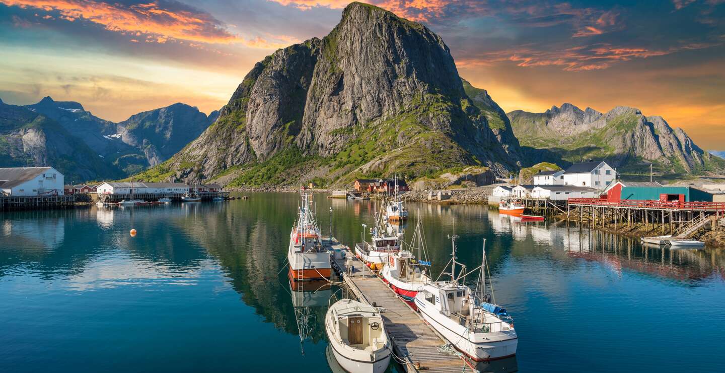 Norwegen, Blick auf den Lofoten-Inseln in Norwegen mit Sonnenuntergang | © primeimages