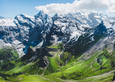 Schöne Berge und Gletscher im Sommer mit Schnee und klarem Himmel, Blick auf Jungfrau, Schilthorn Schweiz | © Gettyimages.com/Possawat