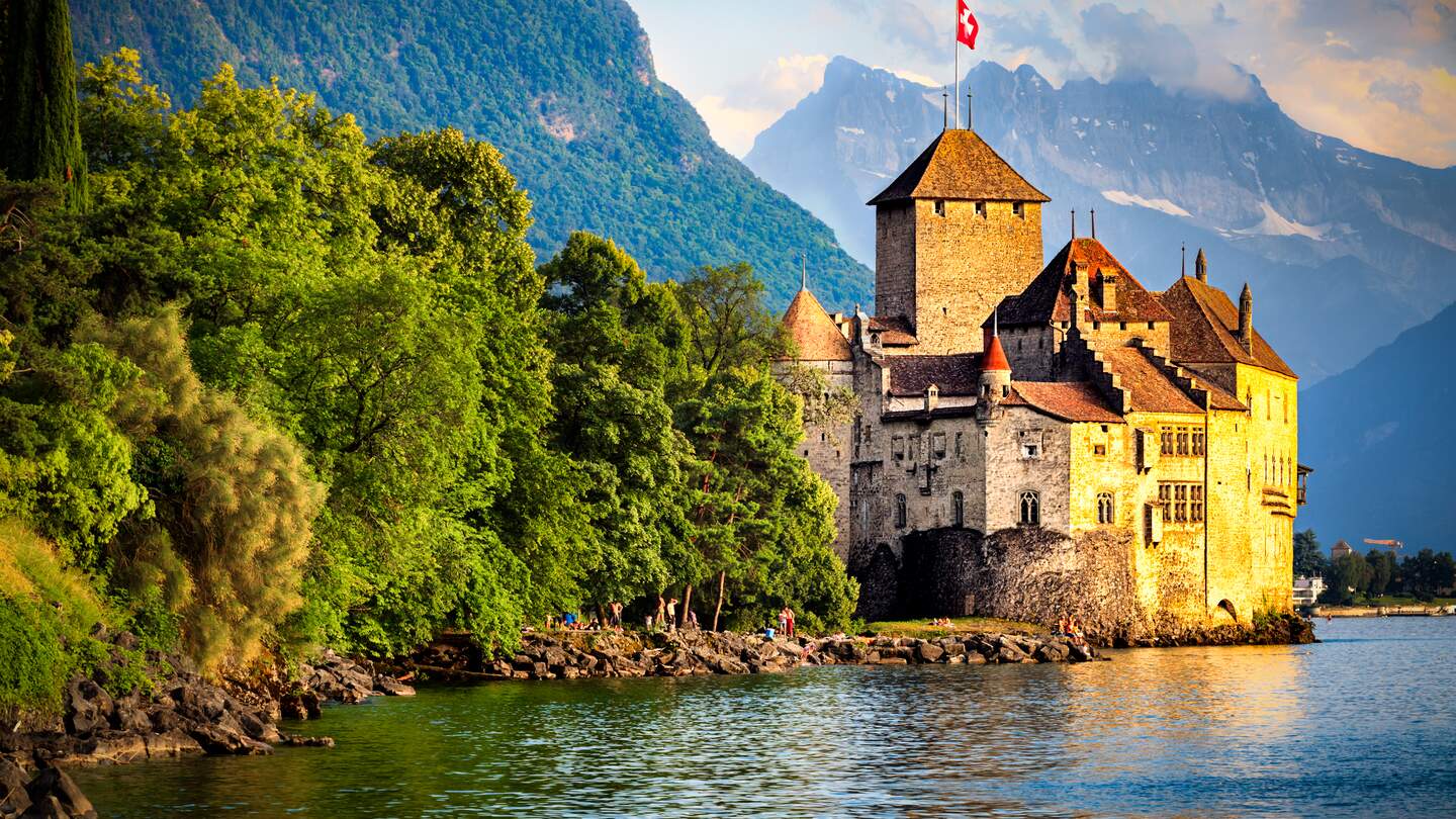 Chateaud de Chillon in Veytaux am Genfersee bei Sonnenuntergang | © Gettyimages.com/GoranQ