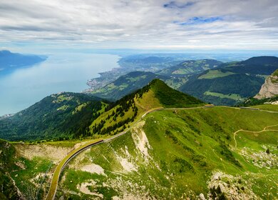Blick vom Rocher de Naye, der Schweiz, in Richtung See Léman | © Gettyimages.com/MVorobiev
