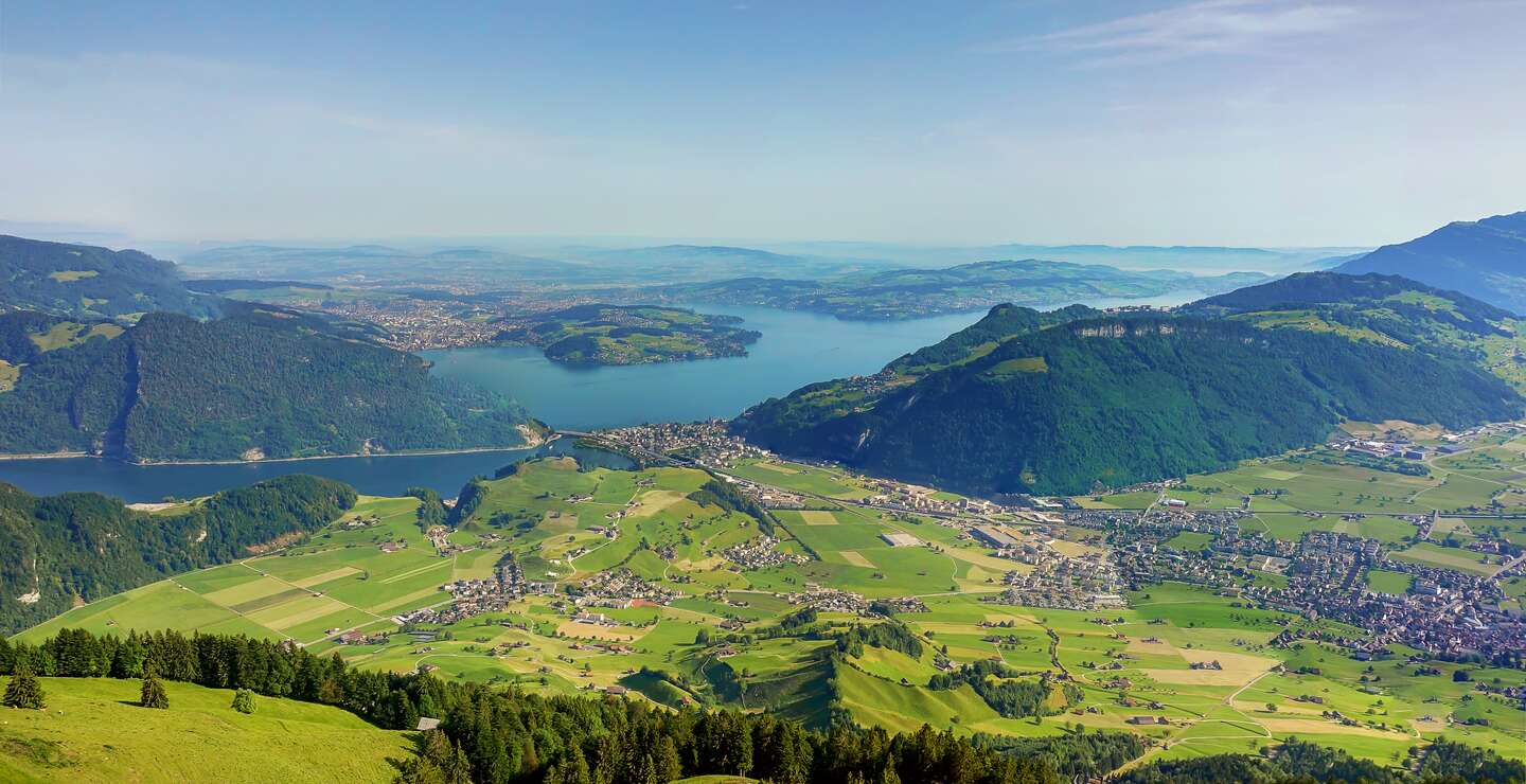 Herrlicher Panoramablick auf die Dörfer und Landschaft der Zentralschweiz mit dem Vierwaldstättersee | © Gettyimages.com/Leesle