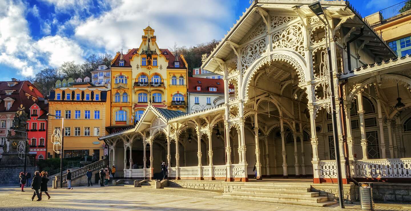 Karlsbad, die berühmte Kurstadt in Westböhmen, sehr beliebtes Touristenziel in der Tschechischen Republik | © Gettyimages.com/Xantana