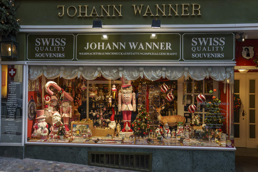 Das legendäre Weihnachtsbaumschmuckgeschäft von Johann Wanner in der Altstadt von Basel | © Switzerland Tourism/André Meier