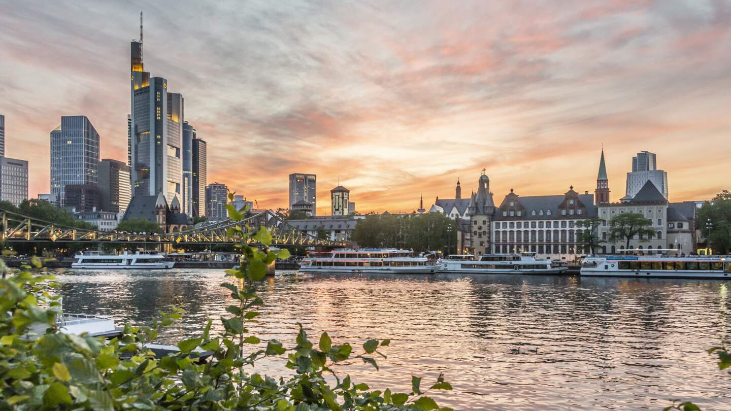 Sonnenuntergang mit Blick auf die Skyline von Frankfurt am Main | © Hessen Tourismus, Udo Bernhard