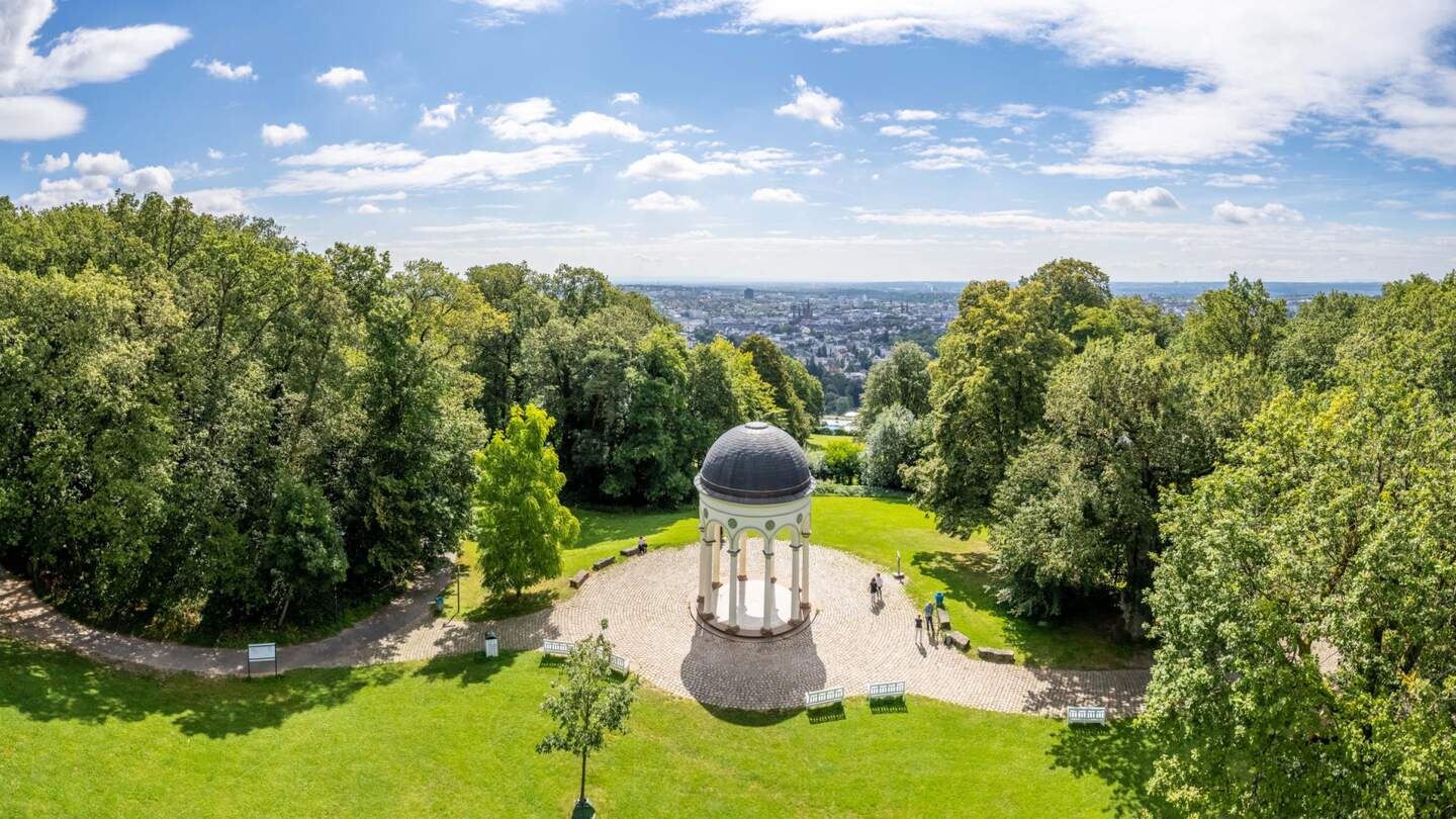 Drohnenaufnahme vom Neroberg mit Neroberg-Tempel und Blick über Wiesbaden | © David Vasicek