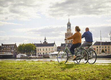 Paar fährt Rad am Ijsselmeer in den Niederlanden | © Gijs-Versteeg Fotografie