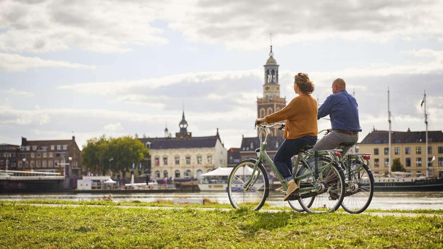 Paar fährt Rad am Ijsselmeer in den Niederlanden | © Gijs-Versteeg Fotografie